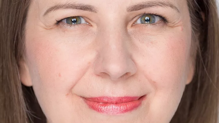 Pracownica firmy Fronius uśmiecha się do kamery