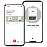 Zwei Smartphones zeigen die Solar.start App: links die Geräteauswahl für die Inbetriebnahme, rechts die Ansicht zur Aktivierung des Access Points am Wechselrichter.