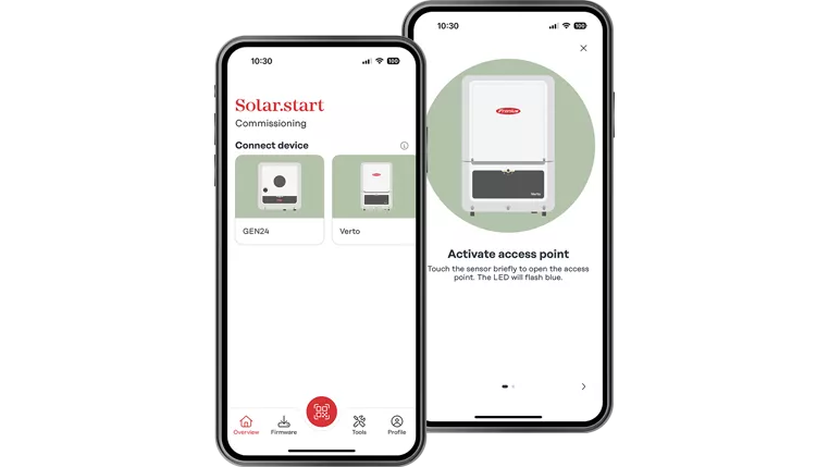 Zwei Smartphones zeigen die Solar.start App: links die Geräteauswahl für die Inbetriebnahme, rechts die Ansicht zur Aktivierung des Access Points am Wechselrichter.