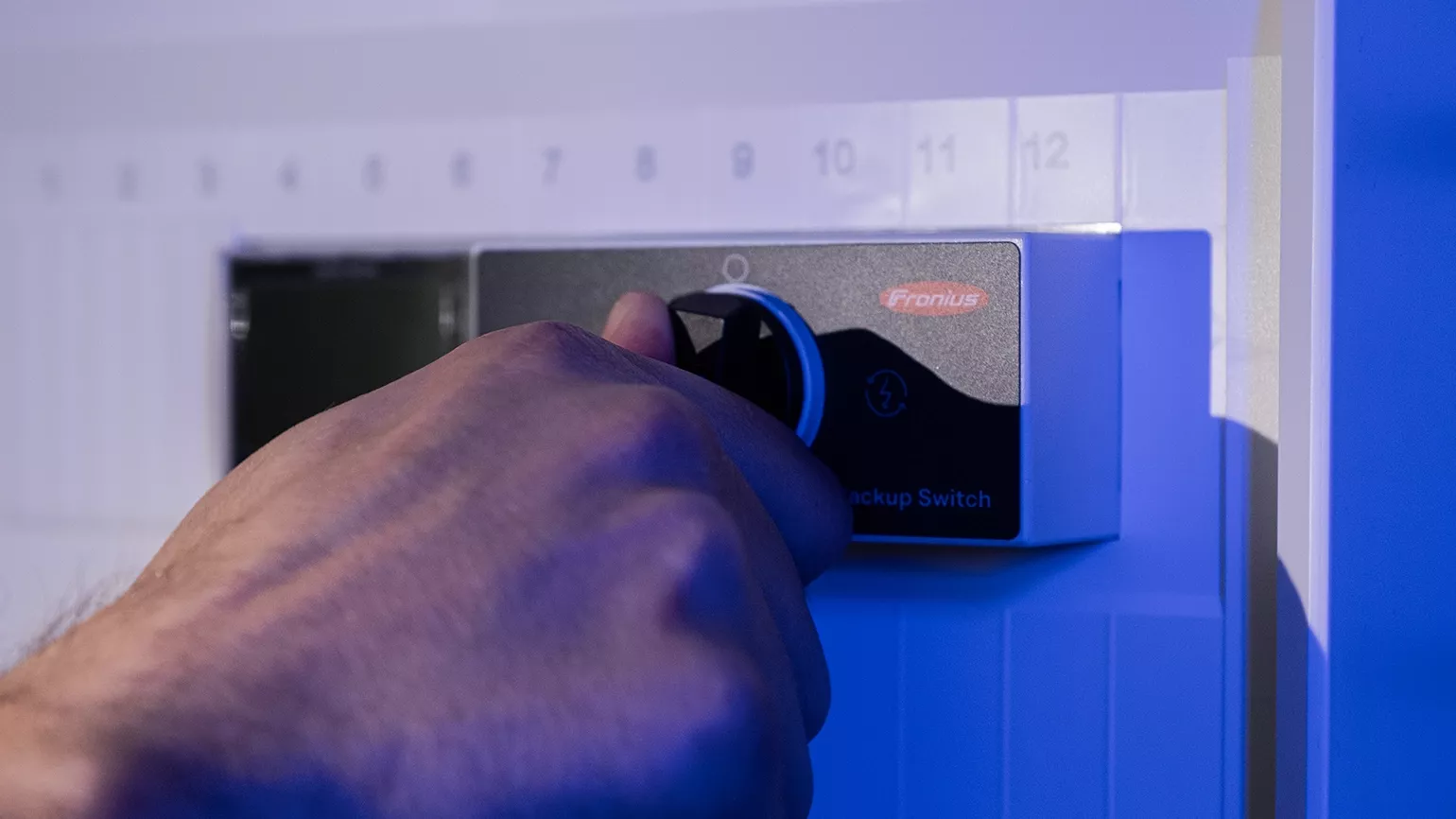 Ein Mann aktiviert seine Fronius Nostromlösung