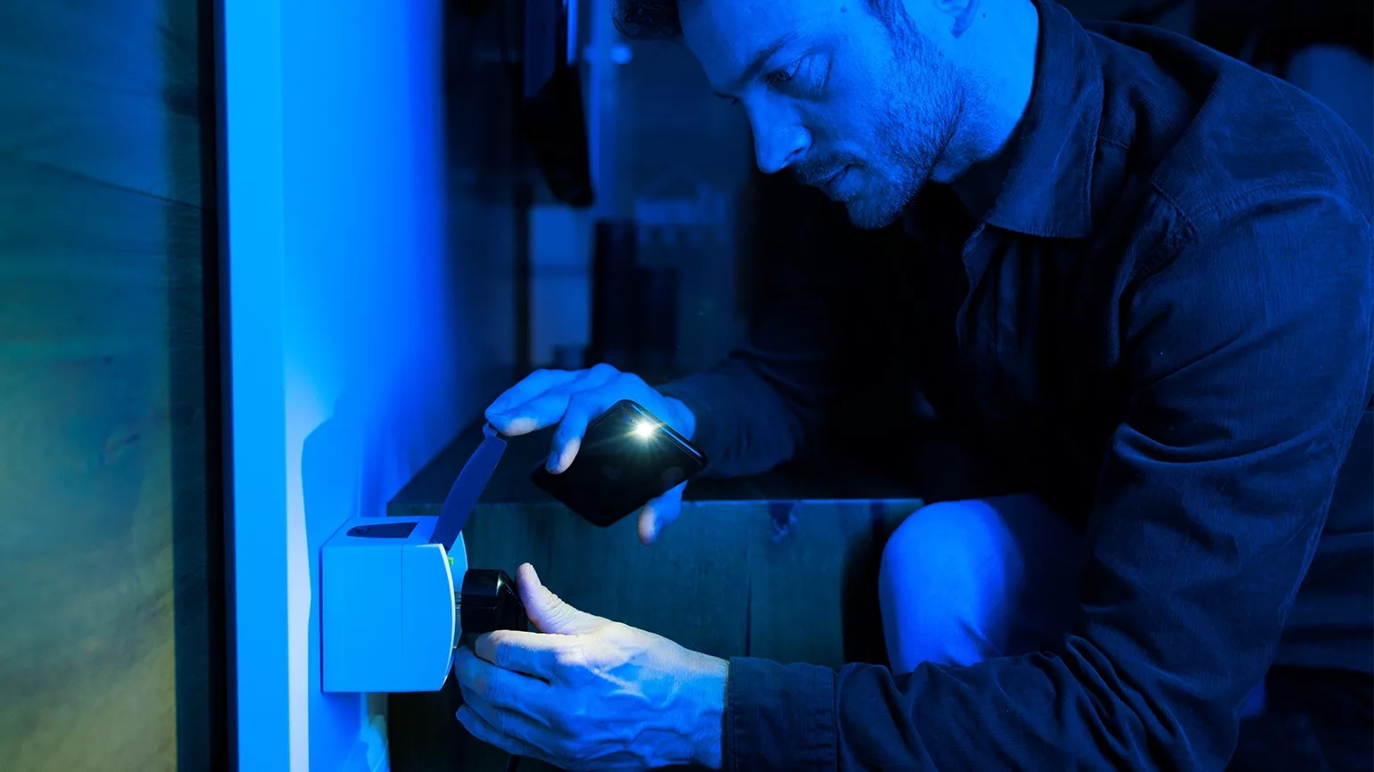 Ein Mann aktiviert seine Fronius Nostromlösung