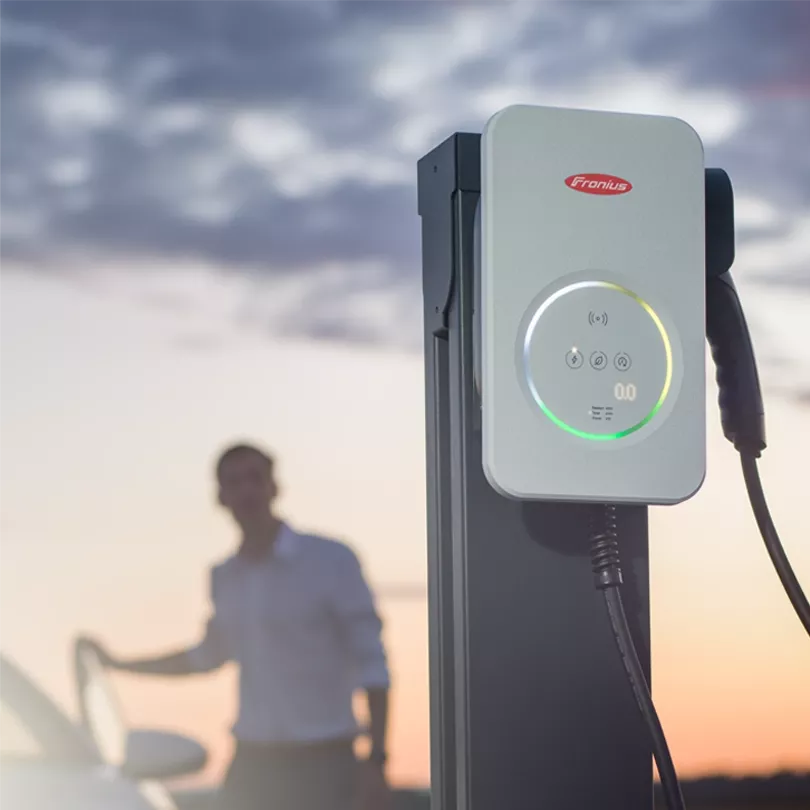 Mann mit Auto und Fronius Wattpilot Flex Home