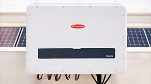 Fronius Argeno Wechselrichter am Dach vor PV-Modulen