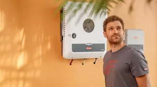 Installateur vor einem GEN24 Wechselrichter