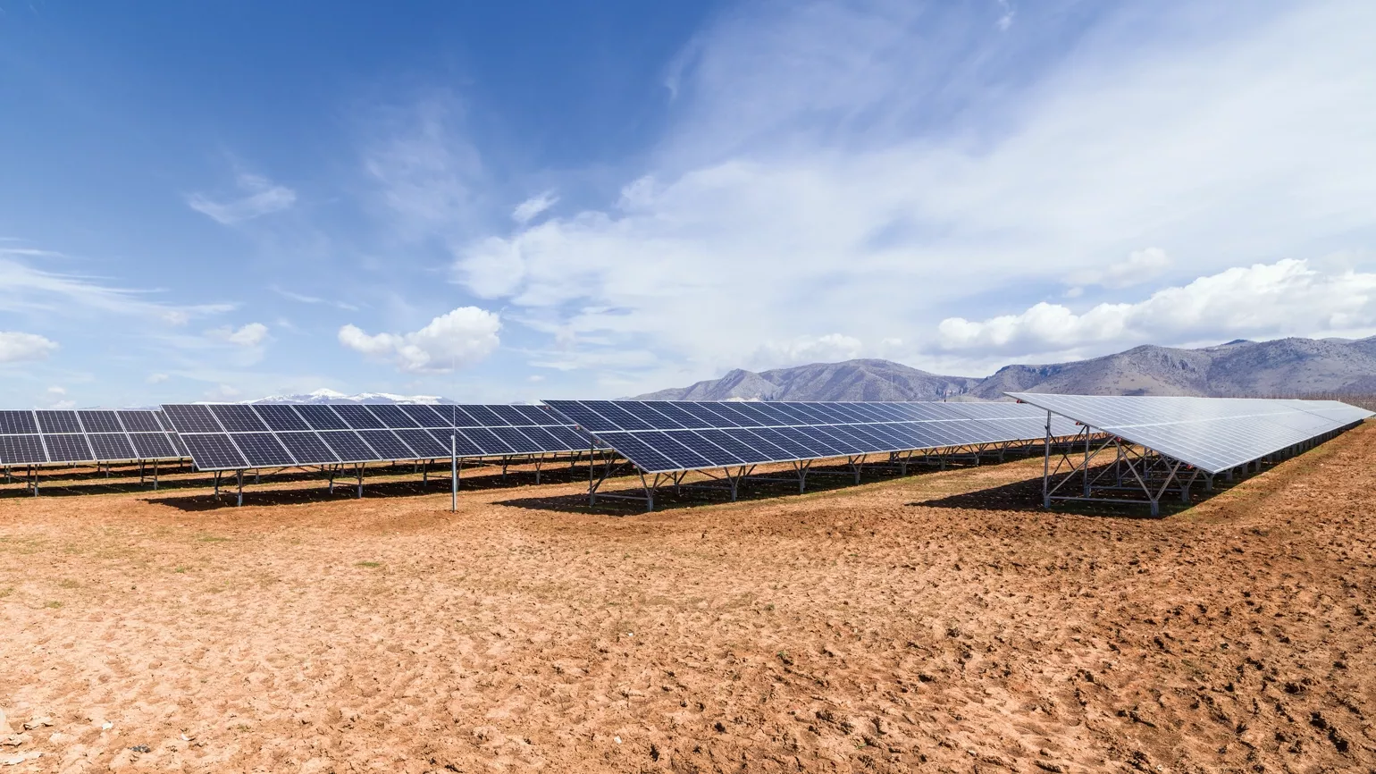Große PV Anlage auf einem Feld