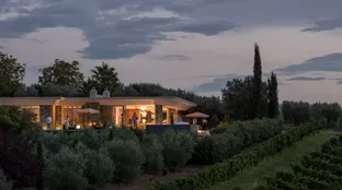 Haus bei Nacht mit Lichtern an