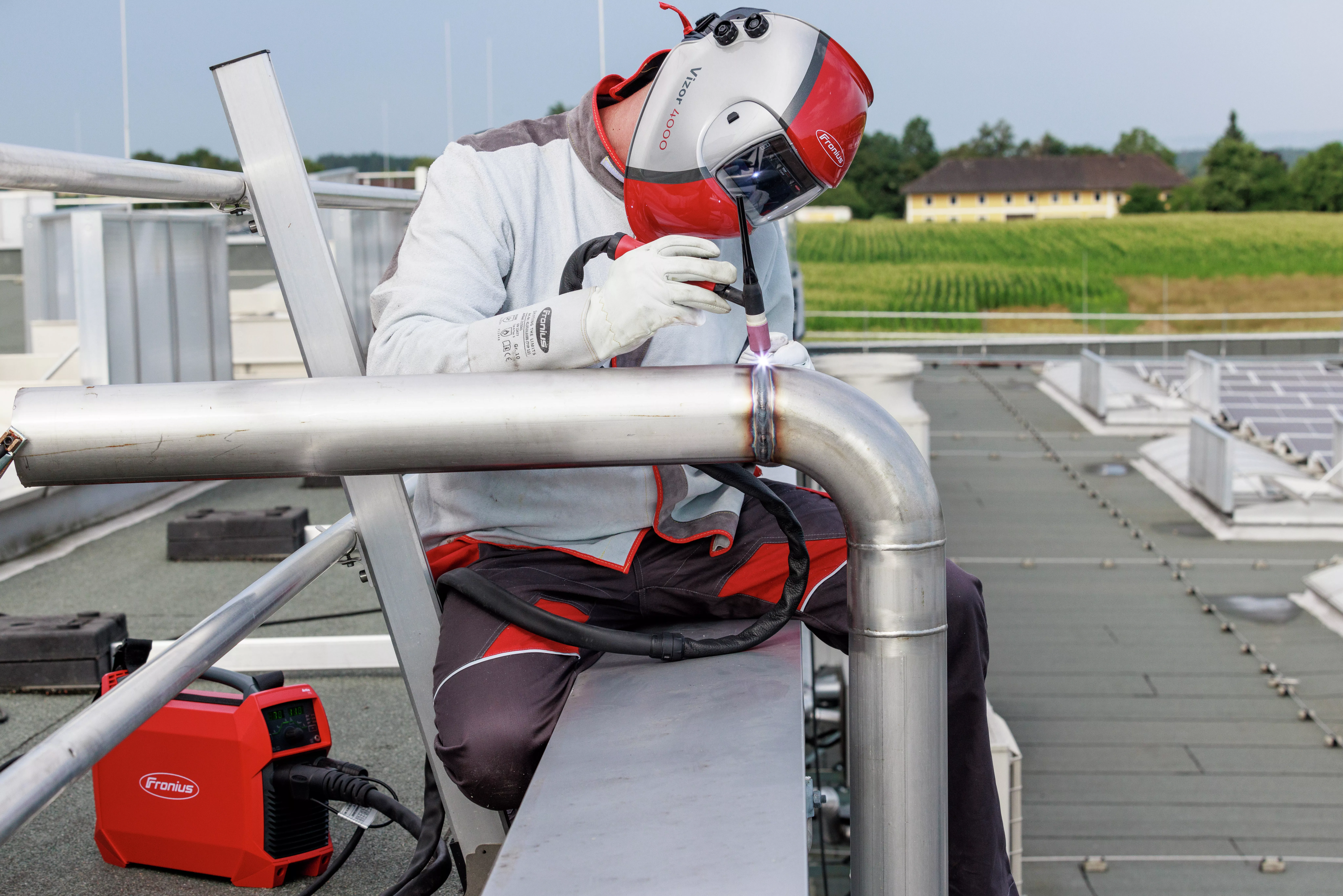 Mann mit Fronius Artis 170 Schweißgerät