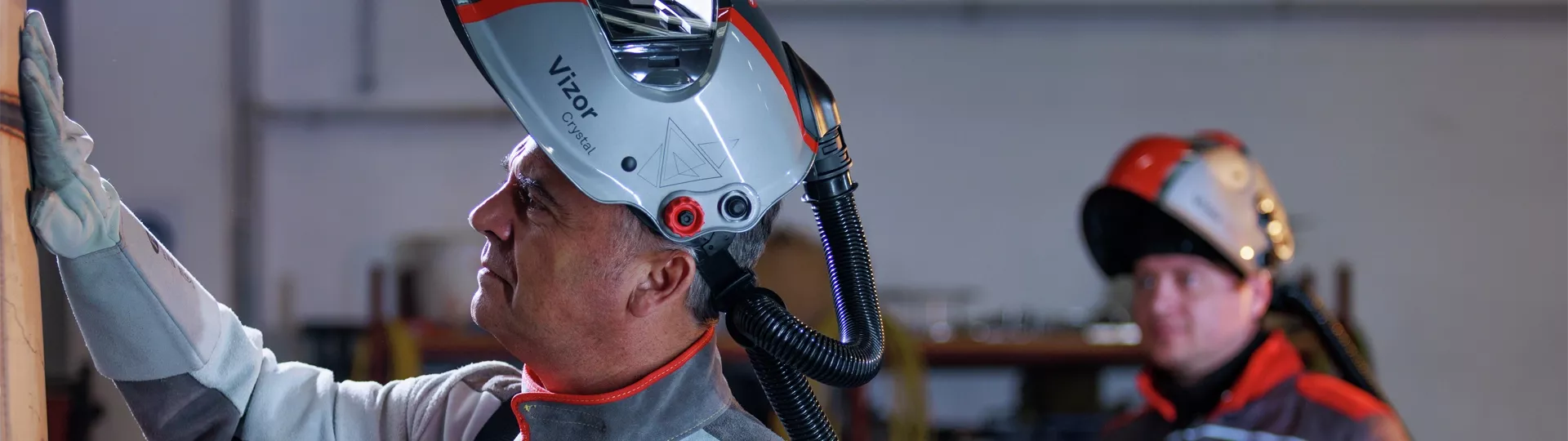 Zwei Männer mit Fronius Schweißhelmen und Schutzkleidung