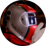 Schweißer benutzt Fronius Schweißhelm Vizor 4000