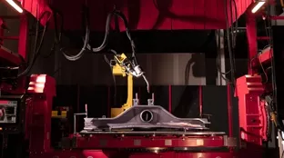 Schweißroboter schweißt Autoteile