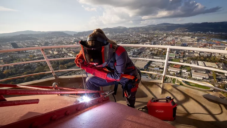 Welder using Fronius Ignis Battery on construction