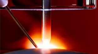 Lichtbogen beim Schweißen in Nahaufnahme