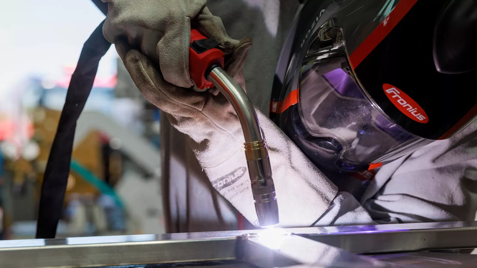 Welder welding with Fortis