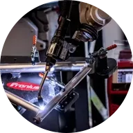 Roboter schweißt Gestänge