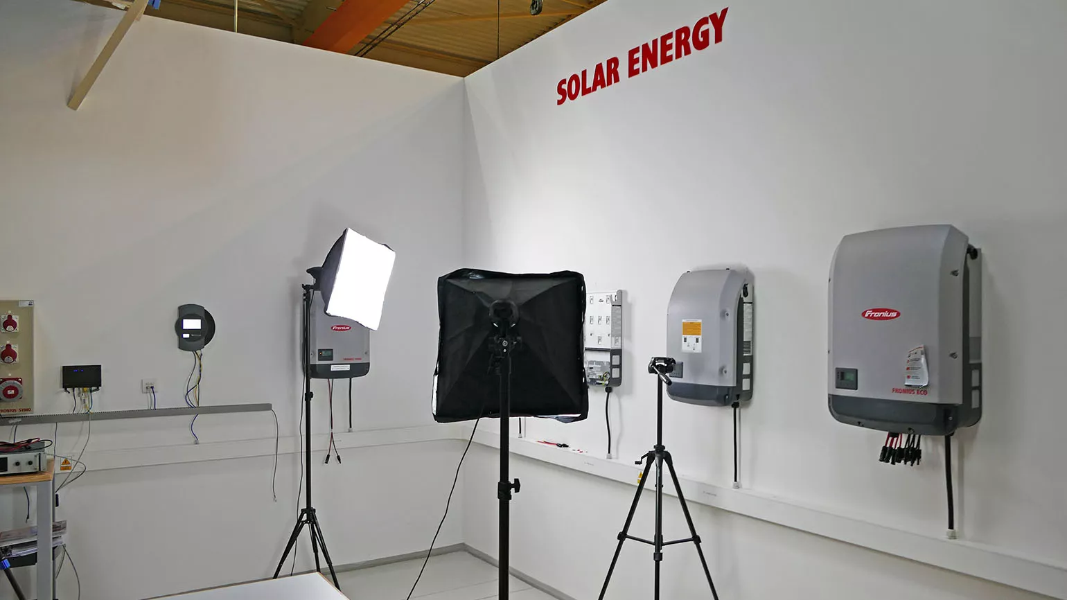 Montaż przewodów w falownikach fronius