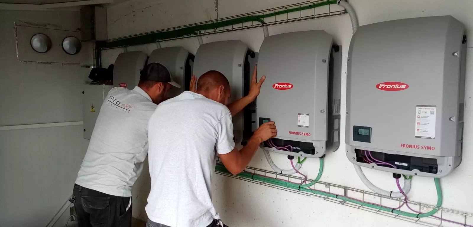 Empleados de Pro-ARF, empresa FSP, llevando a cabo la instalación de inversores Fronius para uno de sus proyectos de Revamping.