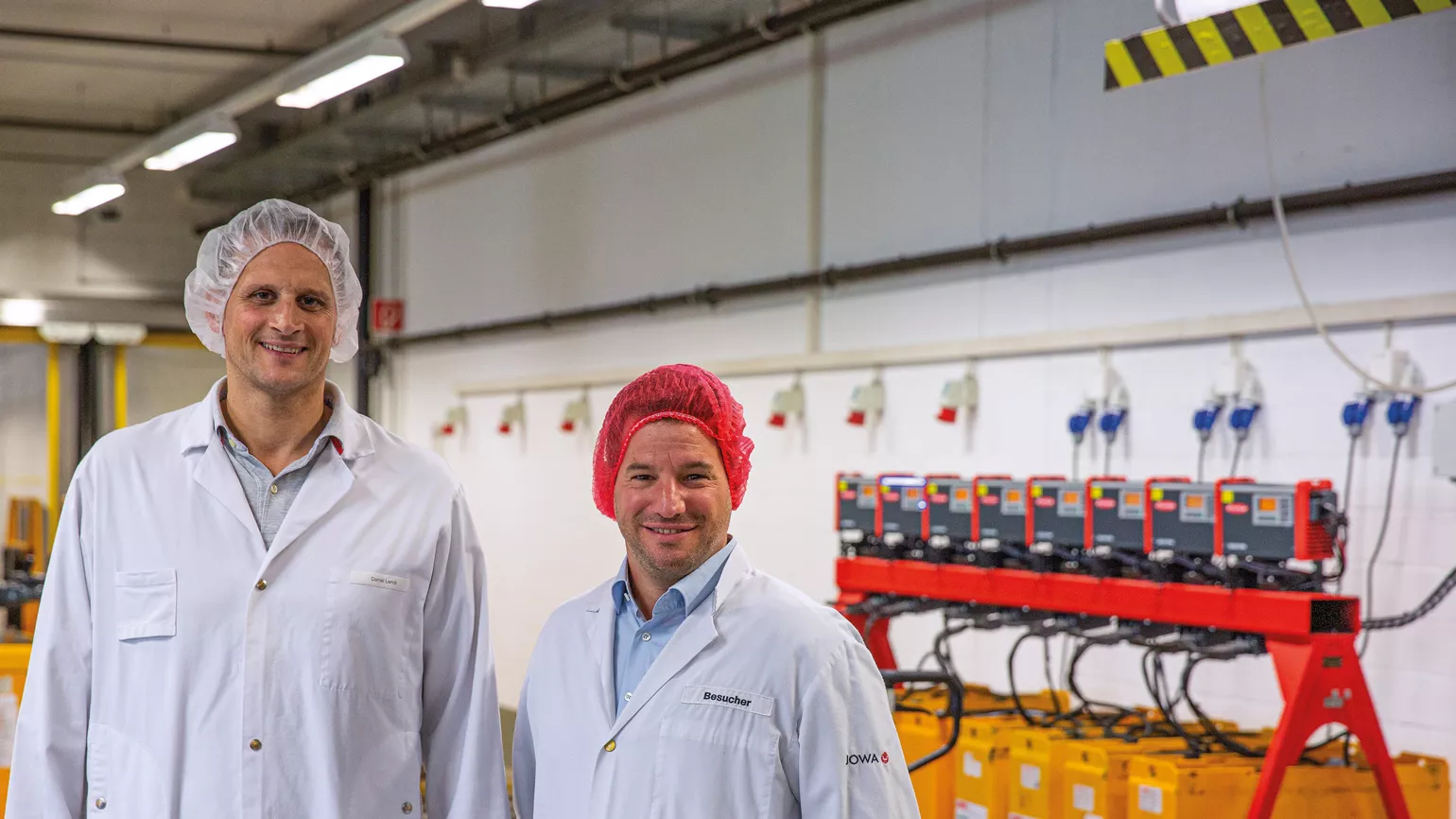 Zufriedene Projektpartner (v.l.): Daniel Lendi, Leiter Supply bei der JOWA AG, und Reto Baumgartner, Vertrieb Batterieladesysteme bei Fronius Perfect Charging.