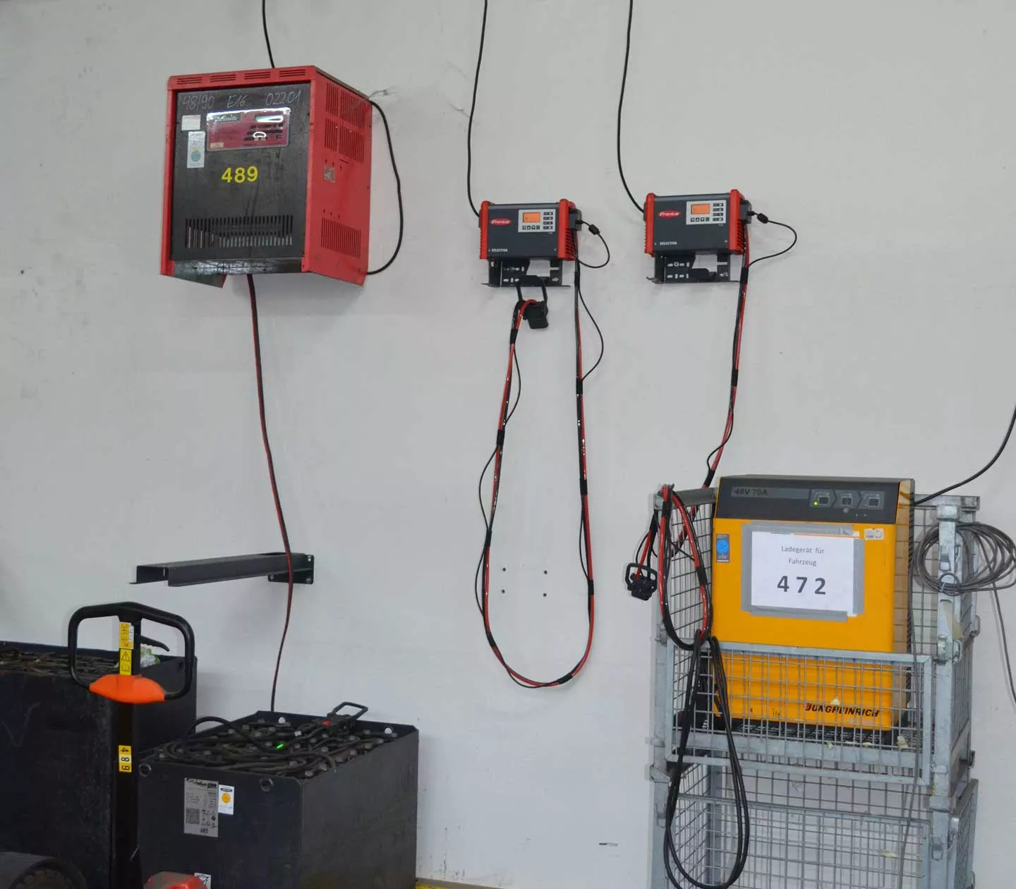 Fronius Ladegeräte hängen platzsparend an der Wand