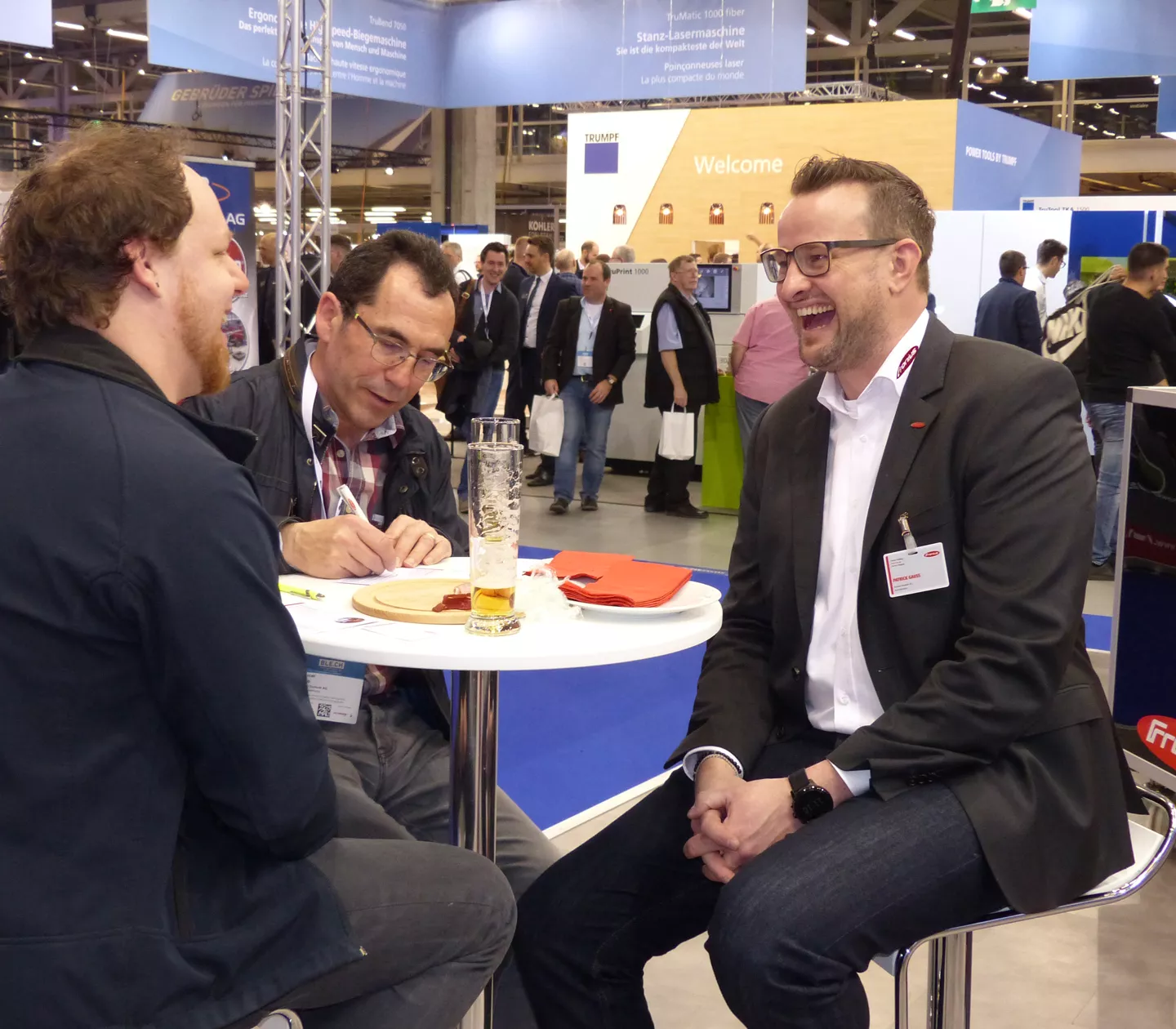 Messe Blech Fronius Mitarbeiter im Kundengespräch