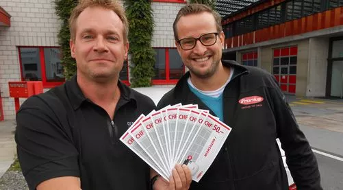 Der 2. Preis geht an Alex Singer (links). Mit ihm freut sich Patrick Gauss, Vertriebsleiter Solar Energy Schweiz.