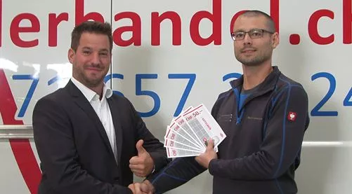 Reto Baumgartner (links), Verkaufsberater Perfect Charging Schweiz, gratuliert Dominic Rechsteiner, glücklicher Gewinner des 3. Preises.