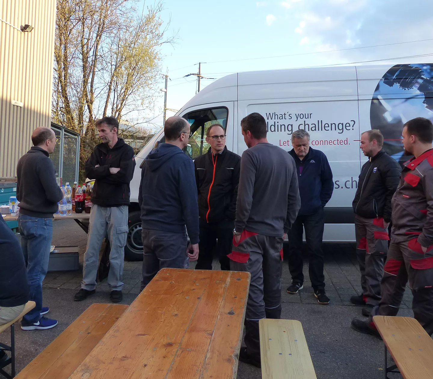 Die Teilnehmenden des Schweissen für Schweisser Events geniessen ihr Feierabendbier