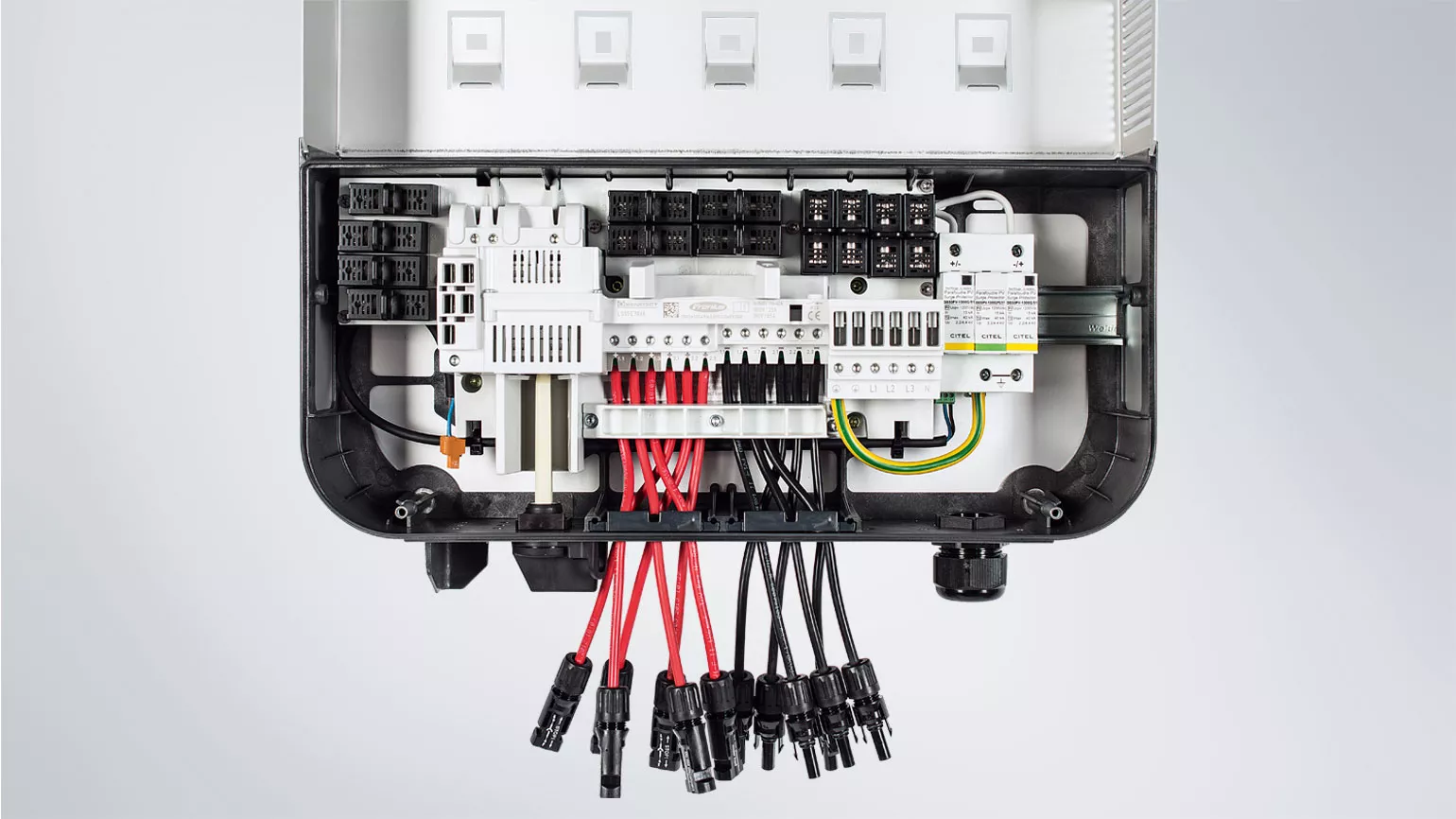 6x 15 A fuses on DC+ hotel fuse box 